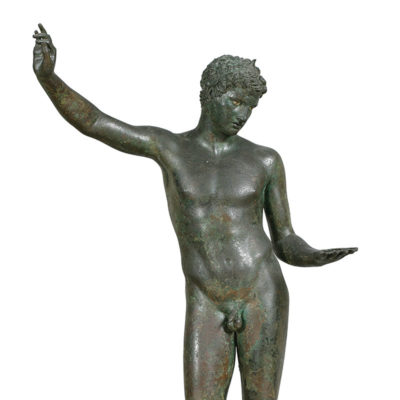 Χάλκινο άγαλμα εφήβου αθλητή. Βρέθηκε στη θαλάσσια περιοχή του Μαραθώνα Αττικής. Γύρω στα 340-330 π.Χ. (X 15118)