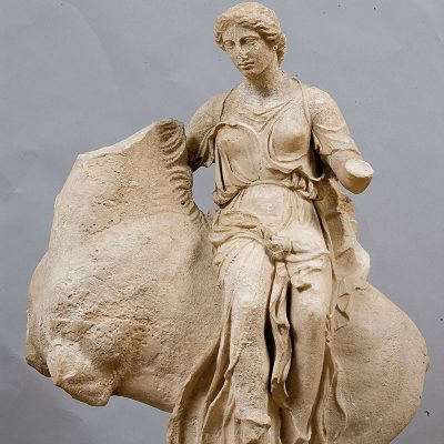 Mαρμάρινο άγαλμα έφιππης Nηρηίδας ή Aύρας, από το ναό του Aσκληπιού στην Eπίδαυρο  Γύρω στο 380 π.X. (157)