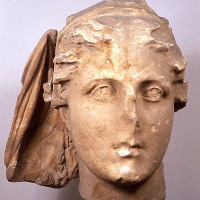 Μαρμάρινη κολοσσική κεφαλή της Δήμητρας από το ναό της Δήμητρας και της Δέσποινας στη Λυκόσουρα Αρκαδίας 190-180 π.Χ.