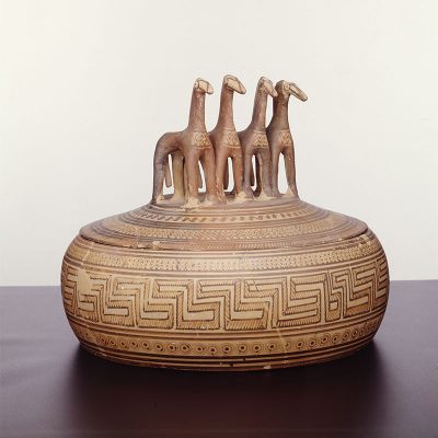 Αττική υστερογεωμετρική πυξίδα με τέσσερα άλογα στο πώμα. Από τον Κεραμεικό. 750-735 π.Χ. (Α 17972)