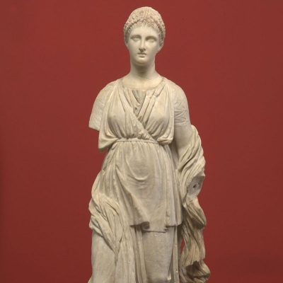 Μαρμάρινο επιτύμβιο γυναικείο άγαλμα, από τη Δήλο Αντίγραφο του 2ου αι. π.Χ. ενός πρωτοτύπου έργου γύρω στο 300 π.Χ.