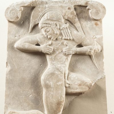 Μαρμάρινο ανάγλυφο του οπλιτοδρόμου, από την Αθήνα. Γύρω στο 500 π.Χ. (1959)