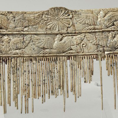 Ivory comb with a representation of sphinxes in two zones and a rosette at the centre of the back. Spata of Attica, chamber tomb, 14th – 13th cent. BC.
