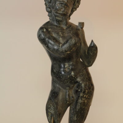 Λίθινο άγαλμα μικρού αφρικανού, που παίζει αυλό. Βασάλτης. Ελληνιστική περίοδος (332-304 π.Χ.). Από την Αλεξάνδρεια. 