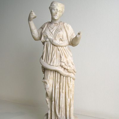 Μαρμάρινο αγαλμάτιο Yγιείας, από το ιερό του Ασκληπιού στην Επίδαυρο. 200 μ.X. (271 )