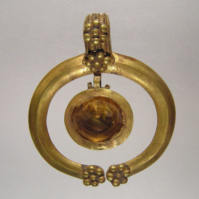 Εξάρτημα περιδέραιου σε σχήμα μηνίσκου. Χρυσός. Ρωμαϊκή περίοδος (125-150 μ. Χ.). 