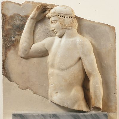 Mαρμάρινο αναθηματικό ανάγλυφο αθλητή, από το Σούνιο  Γύρω στα 460 π.X.