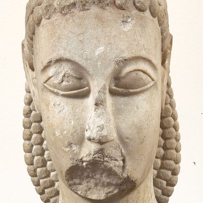 Μαρμάρινη κεφαλή κούρου από τον Κεραμεικό. Γύρω στο 600 π.Χ. (3372)
