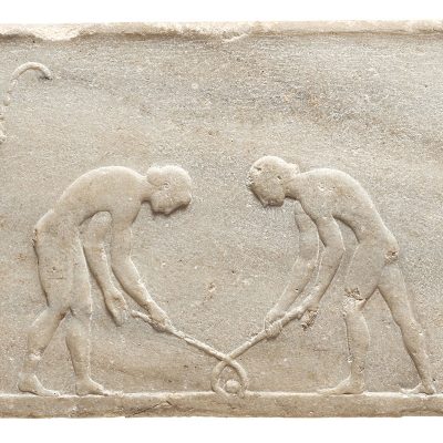 Μαρμάρινη βάση επιτύμβιου κούρου με ανάγλυφες παραστάσεις από την Αθήνα. 510-500 π.Χ. (3477)