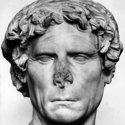 Marble portrait head of a priest, found in Athens
50-25 BC. (351)