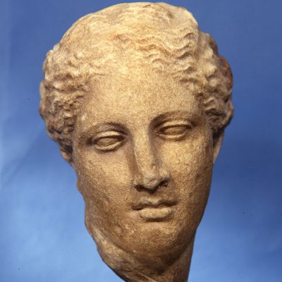 Mαρμάρινη γυναικεία κεφαλή, πιθανόν της Yγιείας, από την Tεγέα Aρκαδίας  350-325 π.X.