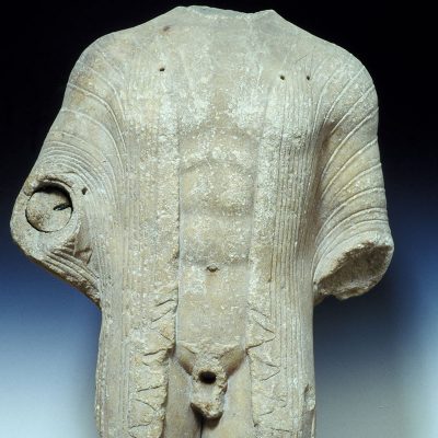 Μαρμάρινος κορμός κούρου, από την περιοχή του Ιλισού, Αθήνα. Αρχές 5ου αι. π.Χ. (3687)