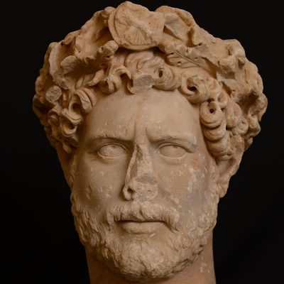 Μαρμάρινη, κολοσσική εικονιστική κεφαλή του αυτοκράτορα Aδριανού (117-138 μ.X.), από την Αθήνα. 130-138 μ.Χ.