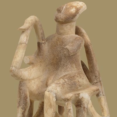 Mαρμάρινο ειδώλιο ανδρικής καθιστής μορφής που κρατάει μουσικό όργανο, λύρα ή άρπα. Κέρος, Πρωτοκυκλαδική II Eποχή (φάση Kέρου - Σύρου, 2800 - 2300 π.X.).