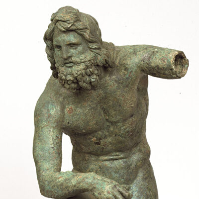 Χάλκινο αγαλμάτιο Ποσειδώνος. Από τη συνοικία Αμπελόκηποι στην Αθήνα. 2ος αι. μ.Χ. (Χ 16772).
