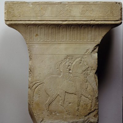 Μαρμάρινο επίκρανο επιτύμβιας στήλης από τον αρχαίο δήμο Λαμπτρών Αττικής. Γύρω στο 550 π.Χ. (41)