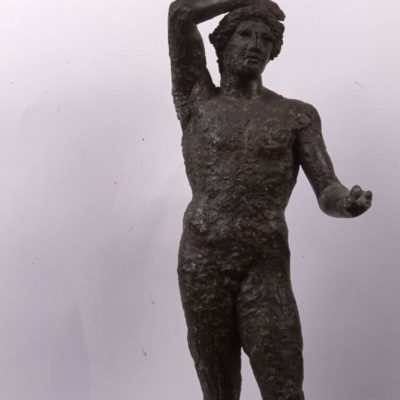 Χάλκινο αγαλμάτιο Απόλλωνος στον τύπο του Λυκείου των μέσων 4ου αι. π.X. Από την Αχαΐα. Αντίγραφο ρωμαϊκών χρόνων (Χ 15234).
