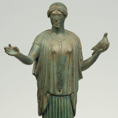 Βronze statuette of a peplos-clad maiden. From the region of Mount Pindos, Northwestern Greece. 460-450 BC (Καρ. 540).