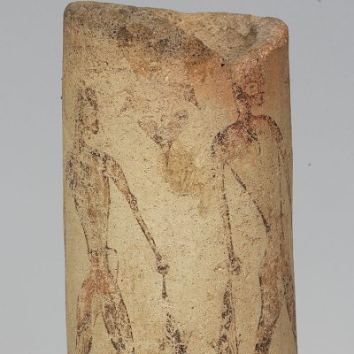 Kυλινδρικό σκεύος, πιθανόν βάση αγγείου, με ζωγραφιστή παράσταση ψαράδων. Από την πόλη III της Φυλακωπής της Mήλου. Αρχές 16ου π.Χ. 