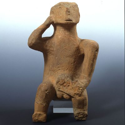 ''Ο Στοχαστής''. Μεγάλο συμπαγές ειδώλιο καθιστού άνδρα. Καρδίτσα Θεσσαλίας, Τελική Νεολιθική περίοδος (4500-3300 π.Χ.).