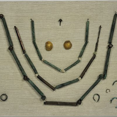 Χάλκινα και χρυσά κοσμήματα που φορούσε η νεκρή του τάφου 25 του νεκροταφείου του Σέσκλου. Μέση εποχή του Χαλκού (1900-1600 π.Χ.).