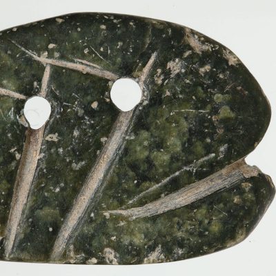 Λίθινο πλακίδιο από στεατίτη, πιθανόν περίαπτο. Διμήνι Μαγνησίας, Νεότερη ή Τελική Νεολιθική περίοδος (5300-3300 π.Χ.).