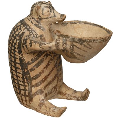 Ζωόμορφο αγγείο που απεικονίζει αρκουδάκι ή σκαντζόχοιρο και κρατάει φιάλη. Χαλανδριανή Σύρου. Πρωτοκυκλαδική II περιόδος, φάση Kέρου-Σύρου (2800-2300 π.X.).