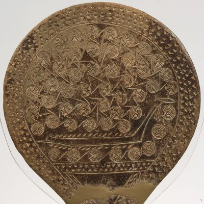 Πήλινο τηγανόσχημο σκεύος με χαραχτή παράσταση πλοίου. Χαλανδριανή Σύρου. Πρωτοκυκλαδική II περίοδος (φάση Kέρου-Σύρου, 2800 - 2300 π.X.).