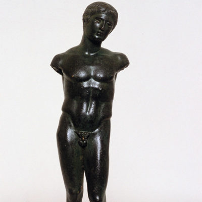 Xάλκινο αγαλμάτιο αθλητή. Από τη Σικυώνα. Γύρω στο 440 π.Χ. (X 7474).