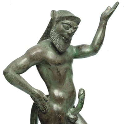 Χάλκινο ειδώλιο ιθυφαλλικού Σειληνού που χορεύει εκστασιασμένος. Από το ιερό του Διός στη Δωδώνη. Κορινθιακού  εργαστηρίου. 540-530 π.Χ.  (Kαρ. 22). 