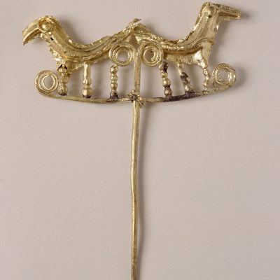Χρυσή περόνη διακοσμημένη με αντιθετικά πτηνά στην κεφαλή. Πολιόχνη Λήμνου (μέσα της 3ης χιλιετίας π.Χ.).