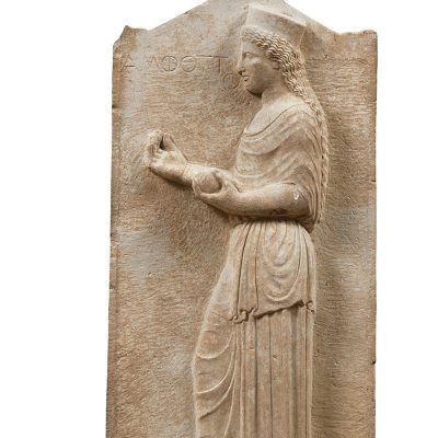 Eπιτύμβια στήλη της Αμφοττούς από τη Θήβα. Γύρω στο 440 π.Χ. (739)