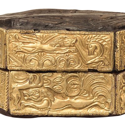 Ξύλινη εξαγωνική πυξίδα με χρυσά ελάσματα. Μυκήνες, Ταφικός Κύκλος Α, Τάφος V, 16ος αι. π.Χ.