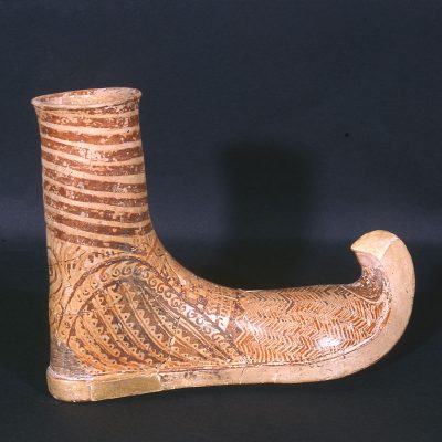 Ρυτό (τελετουργικό σκεύος) σε σχήμα υποδήματος. Θαλαμωτός τάφος, Βούλα Αττικής, 14ος αι. π.Χ.