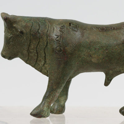 Χάλκινο ενεπίγραφο ειδώλιο ταύρου. Από το ιερό των Καβείρων στη Boιωτία. 600-550 π.Χ. (Χ 10555)