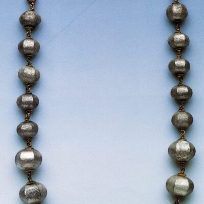 Necklace. Gold bound with lapis lazulis and silver. Middle Kingdom 92134-1650 BC).