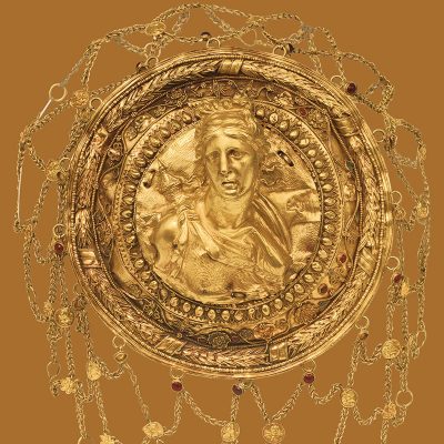 Χρυσό κόσμημα κεφαλής με ανάγλυφη προτομή της Άρτεμης. Από τη Θεσσαλία. 3ος αι. π.Χ. (ΣΤ 0369)