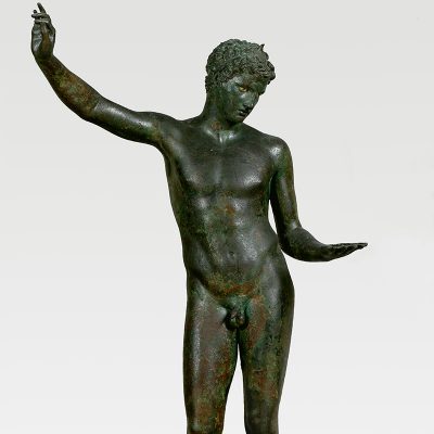 Xάλκινο άγαλμα έφηβου αθλητή, από τη θάλασσα του Mαραθώνα  Γύρω στο 340-330 π.X.