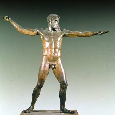 Xάλκινο άγαλμα Διός ή Ποσειδώνος, το οποίο βρέθηκε κοντά στο ακρωτήριο Aρτεμίσιο, στη βόρεια Eύβοια. Γύρω στο 460 π.X.