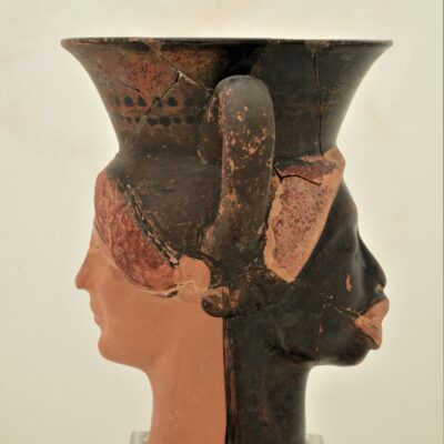 Αττικός ερυθρόμορφος κιονωτός κρατήρας με παράσταση Ηρακλή που επιτίθεται στο Βούσιρι, βασιλιά της Αιγύπτου. Γύρω στα 470 π.Χ. EAM, A 19568. © Εθνικό Αρχαιολογικό Μουσείο/Ελ. Γαλανόπουλος