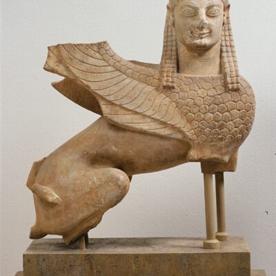 Μαρμάρινο άγαλμα σφίγγας, από τα Σπάτα Αττικής. 560–550 π.Χ. ΕΑΜ, Γ 28. © Εθνικό Αρχαιολογικό Μουσείο/Ελ. Γαλανόπουλος