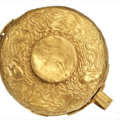 Χρυσό αβαθές κύπελλο με ανάγλυφη διακόσμηση που αποδίδει θαλασσινό τοπίο, από τη Μιδέα (Δενδρά) Αργολίδας. 1500–1300 π.Χ. ΕΑΜ, Π 7341. © Εθνικό Αρχαιολογικό Μουσείο/Μ. Κοντάκη